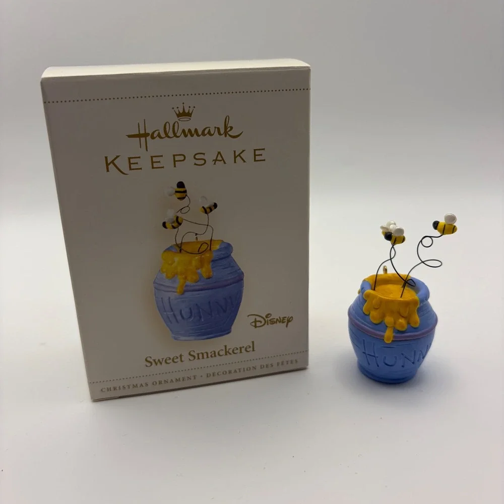 Hallmark Keepsake 2006 Disney Winnie the Pooh Sweet Smackerel Hunny Pot Ornament